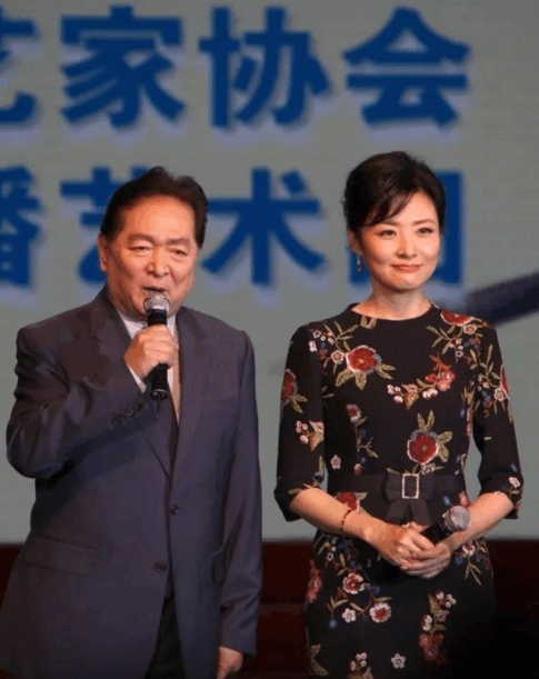 曾是央视一姐,倪萍接班人,50岁辞职不如杨澜,天壤之别