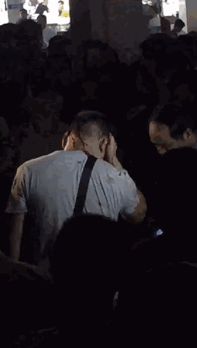 原来,在瑞丽,因为抢开包赌石打架的情况真不少见,被拥挤得摔跤的