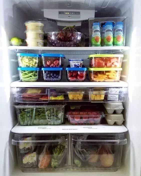 塑料盒收纳 / 把冰箱里的食物装进塑料收纳盒里,这样不仅让冰箱里