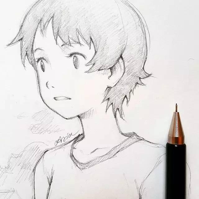 她画面的线描手绘稿 要是用自动铅笔描绘刻画的 比较好改动