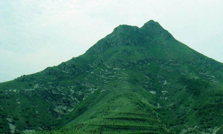 据说,九峻山是一块风水宝地,汉武帝生前就很看好此处,可是却遭到了