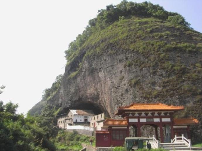 龙凤岩方圆十多公里,奇峰,怪石,山泉,楼宇均具物色.著名