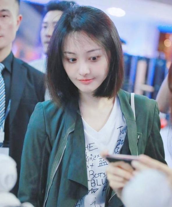 郑爽卸妆后的样子与卸妆前似乎没什麼分别,仅仅是黑眼圈加重了点.