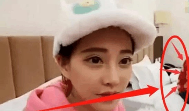 冯提莫酒店直播, 画面中闪过一个男人, 网友: 王会计?