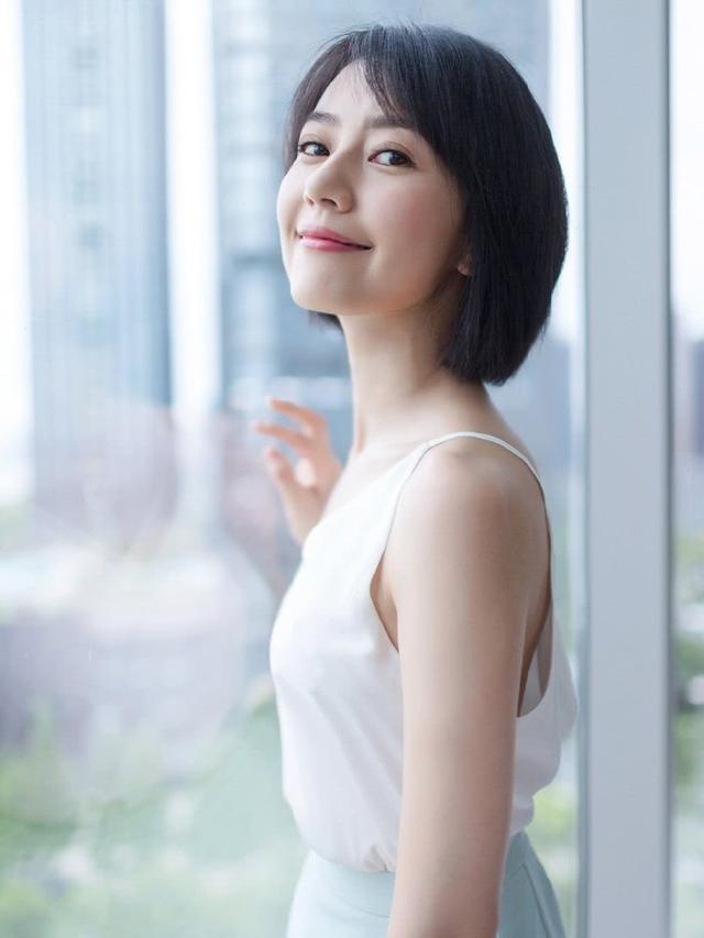 高圆圆换新发型,短发配吊带衫真减龄,网友:防腐剂般的