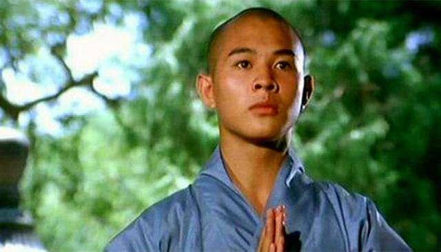 55岁李连杰一家近照,3个女儿都很漂亮,只有老三长相一言难尽