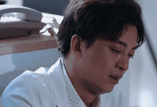 在剧中扮演开朗有趣的急诊科医生陈绍聪,他用独有的诙谐幽默和精湛的