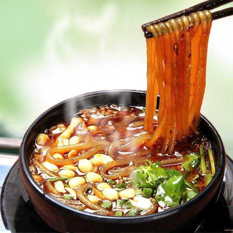 酸辣粉的味道比较鲜美,它是一种诱人的美食,有很多的人喜欢吃酸辣粉