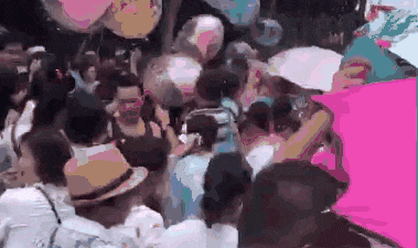 上海迪士尼乐园售价80元气球遭家长哄抢 - 帮趣