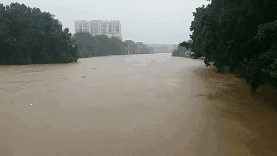 漠阳江河堤 受漠阳江洪水影响,阳江城区河段水位在今天下午持续上涨