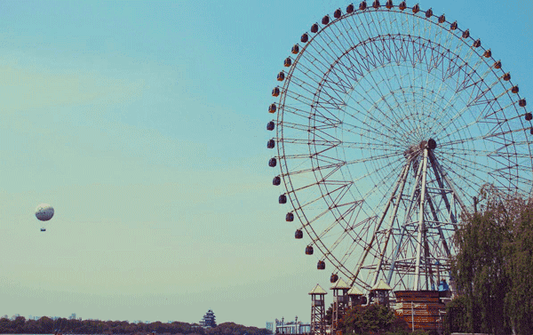 漫步在夜晚的金鸡湖畔,可以假装自己在香港. 夜晚这里繁华而