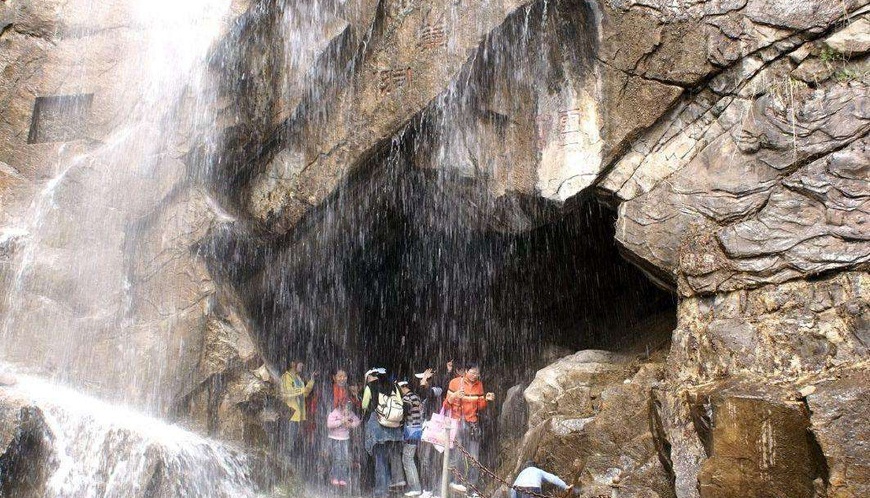 河南洛阳一个县,和三门峡接壤,拥有花果山景区