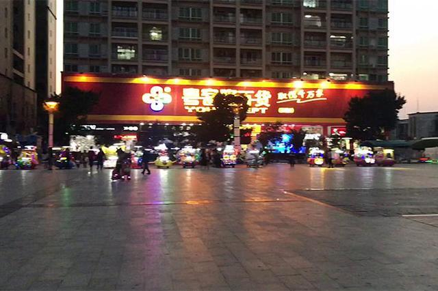 夜景中的安铺文化广场更是美不胜收.