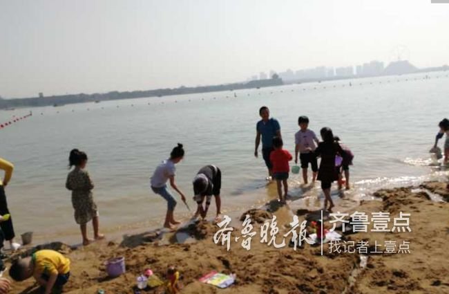 东昌湖沙滩浴场免费开放,游客玩出了大海的感觉!