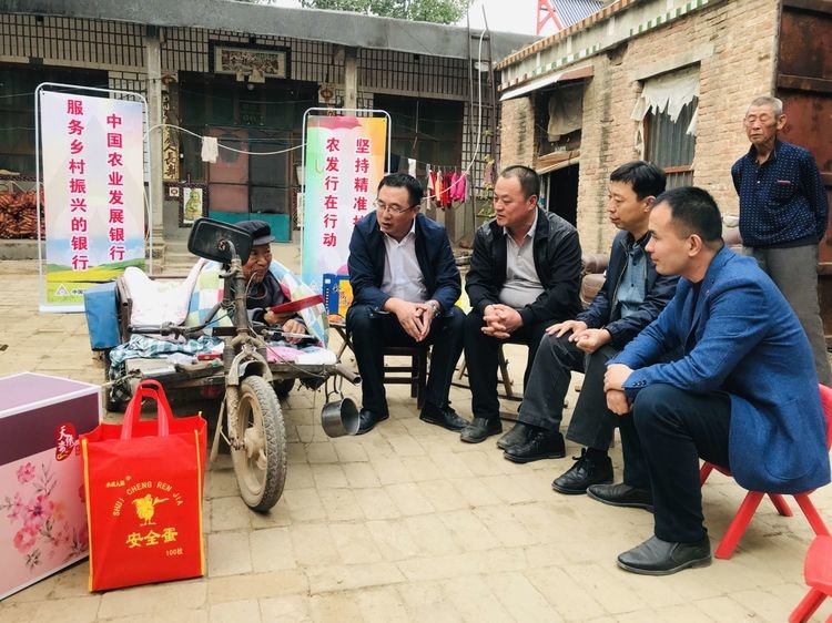农发行聊城市分行重阳节前夕看望玉学书老人
