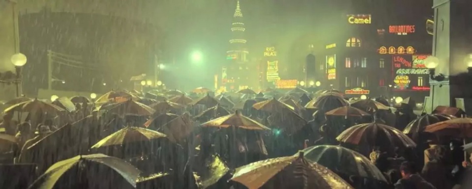 《八佰》则在公布最新预告片后,靠画面赢得了不少好评,不少影评人