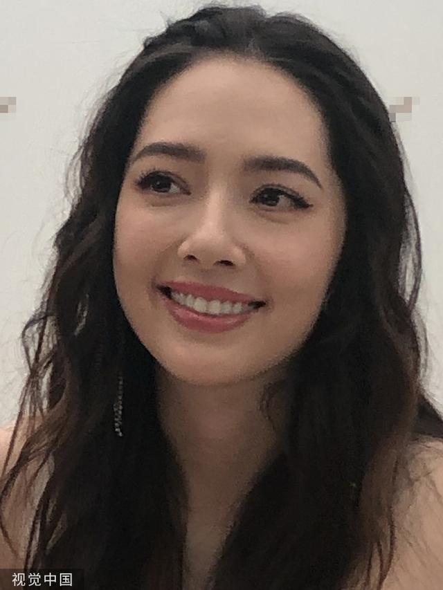 坦白讲,镜头这麼近,照片也没修,感觉郭碧婷的五官算比较精致了,从侧脸