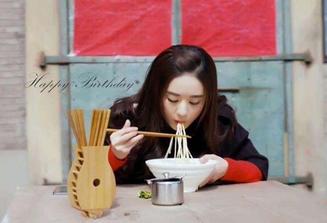 电视剧中女星吃东西的演技,赵丽颖敬业,最后一位被网友批:太假